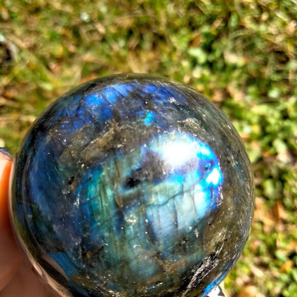 Labradorite stone crystal Sphere with multiple blue flash and golden shimmer - Picture 2 of 7